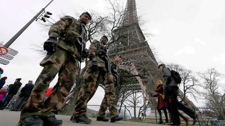 Französische Soldaten patrouillieren in der Nähe des Eiffelturms. 