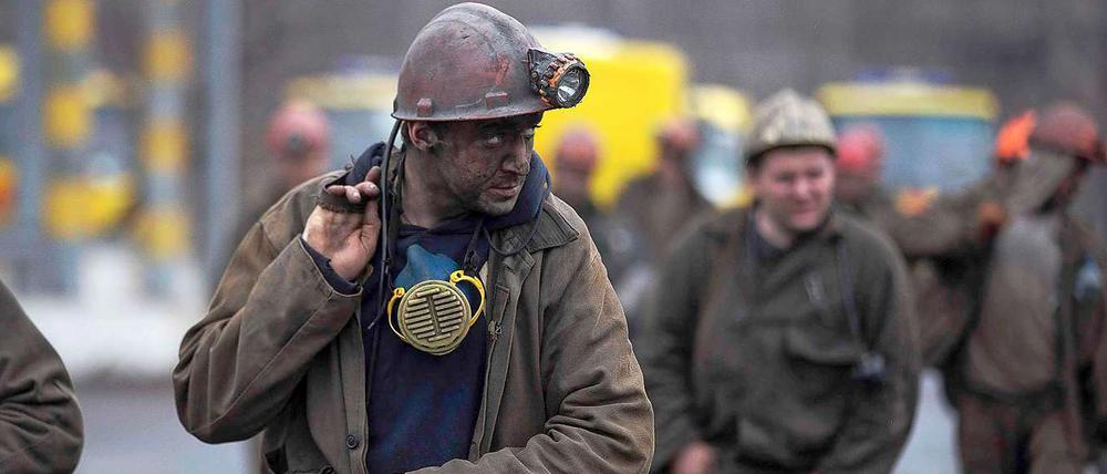 Bergleute verlassen die Kohlegrube Sassjadko in der Ostukraine. 