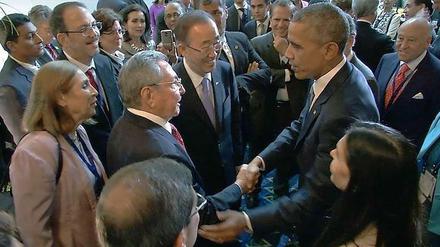 Der historische Handschlag zwischen US-Präsident Barack Obama und Raúl Castro in Panama.