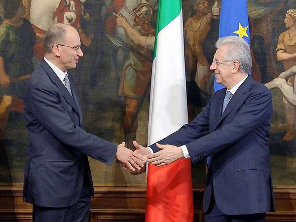 Der neue Premierminister Enrico Letta (links) mit seinem Vorgänger Mario Monti