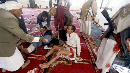 Verletzte nach dem Selbstmordanschlag in einer der beiden Moscheen in Sanaa.
