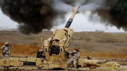 Eine saudische Artillerie-Einheit feuert von der saudisch-jemenitischen Grenze aus auf mutmaßliche Stellungen der Huthi-Rebellen im Jemen. 
