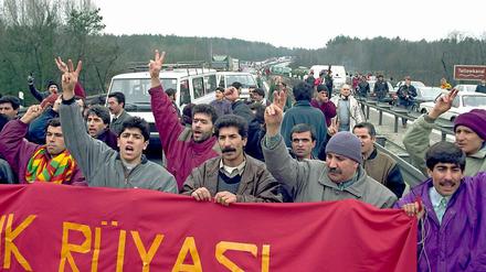 März 1994: Etwa 100 Kurden blockierten die Autobahn A115 nahe der ehemaligen Kontrollstelle Dreilinden-Drewitz im Süden von Berlin. Die Kurden forderten auf großen Transparenten einen eigenen Staat.