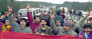 März 1994: Etwa 100 Kurden blockierten die Autobahn A115 nahe der ehemaligen Kontrollstelle Dreilinden-Drewitz im Süden von Berlin. Die Kurden forderten auf großen Transparenten einen eigenen Staat.