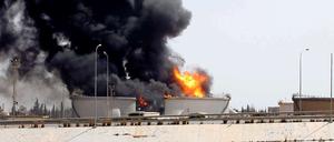 Brennende Kraftstoffdepots nahe dem Flughafen Tripolis. Sie wurden bei Feuergefechten getroffen und in Brand gesetzt. 