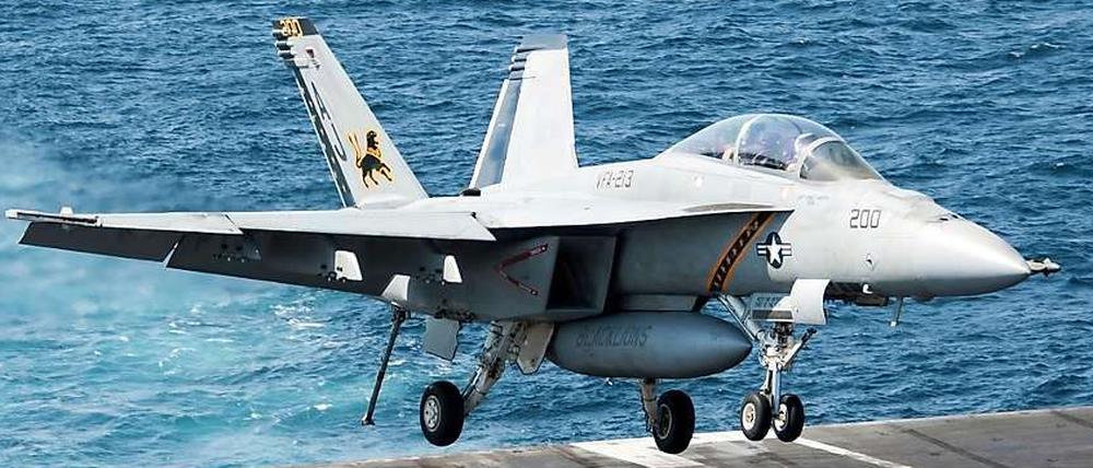 Ein US-Kampfflugzeug landet nach einem Einsatz gegen IS-Truppen auf dem Flugzeugträger "George H.W. Bush" im Golf. 