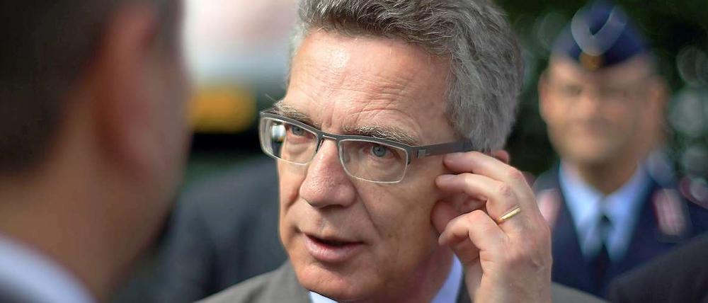 Verteidigungsminister Thomas de Maizière verhält sich zumindest ungeschickt in der Euro-Hawk-Affäre