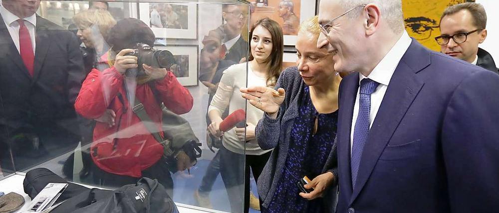 Michail Chodorkowski bei seinem Besuch im Berliner Mauermuseum vor der Vitrine, in der seine Jacke ausgestellt ist, die er vor zehn Jahren bei seiner Verhaftung trug. Neben ihm Museumschefin Alexandra Hildebrandt.