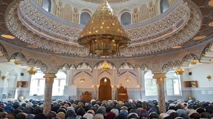 Die Zahl der Muslime wird von den meisten Menschen in Deutschland überschätzt. Blick in die Abubakr-Moschee in Frankfurt am Main.