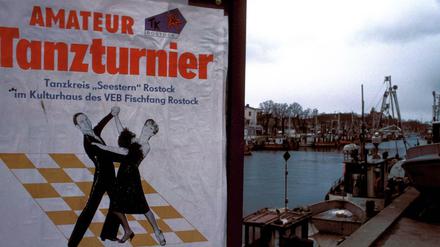 Das Tanzvergnügen, das 1990 im Hafen von Rostock plakatiert wird, findet im Kulturhaus des VEB Fischfang statt.