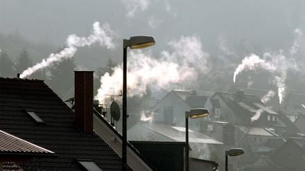 Rauch zieht aus den Schornsteinen von Wohnhäusern (Archivbild)