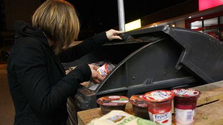 Legal oder illegal? Die Suche nach brauchbaren Lebensmitteln im Abfall eines Supermarkts  