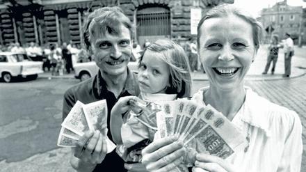 Bargeld lacht: Eine Familie in Dresden mit der neuen Währung, die ab 1. Juli 1990 galt.