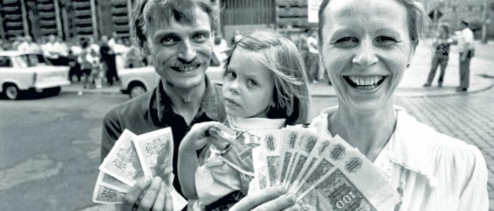 Bargeld lacht: Eine Familie in Dresden mit der neuen Währung, die ab 1. Juli 1990 galt.