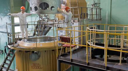 Arbeiter in der Wiederaufbereitungsanlage Majak. Indizien weisen auf das russische Atom-Werk als Quelle der erhöhten Strahlung. 