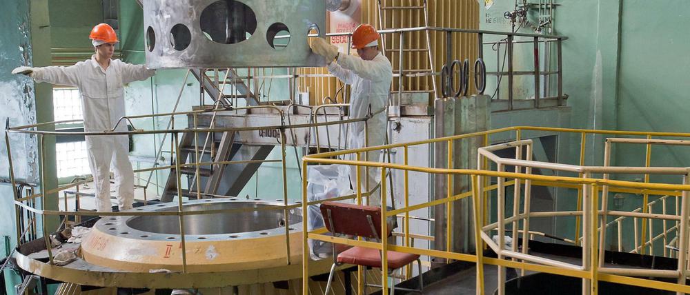 Arbeiter in der Wiederaufbereitungsanlage Majak. Indizien weisen auf das russische Atom-Werk als Quelle der erhöhten Strahlung. 