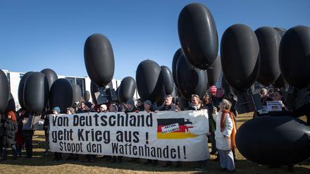 Protest gegen Waffenexporte vor dem Reichstagsgebäude am zweiten Weihnachtsfeiertag - mit Ballon ins Form von Bomben. 