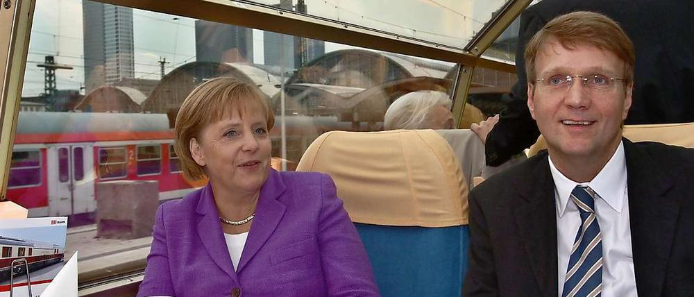 Zwei in einer Bahn. Kanzlerin Angela Merkel und der damalige CDU-Generalsekretär Ronald Pofalla 2009 in einem Panoramawagen des Rheingoldexpress in Frankfurt am Main. 