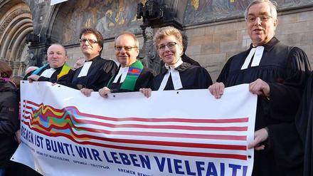 Auf den Domtreppen in Bremen: Protest von Pastoren gegen ihren Amtsbruder. 