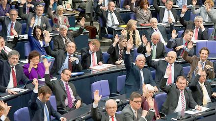 Mit neuer und großer schwarz-roter Mehrheit - hier ein Blick auf die Unionsfraktion - wird der Bundestag beschließen, die Senkung der Rentenbeiträge auszusetzen. Am Donnerstag war im Parlament erste Lesung des dafür nötigen Gesetzes. 