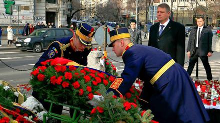 Mehr als 1000 Menschen kamen während der Revolution 1989, mit der das Regime von Staatschef Nicolae Ceausescu gestürzt wurde, ums Leben. Der neue rumänische Präsident Klaus Johannis legte am Montag auf der Straße an der Universität in Bukarest einen Kranz zum Gedenken an die Opfer nieder. 