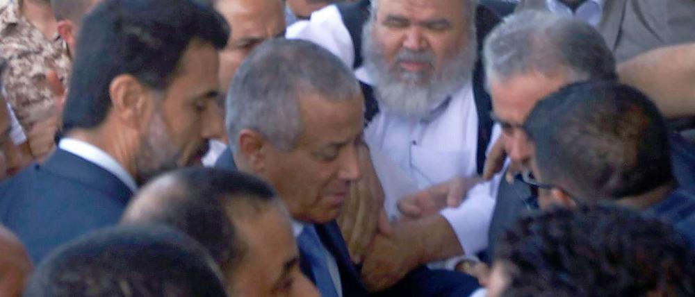 Regierungschef Seidan (Mitte) nach seiner Freilassung