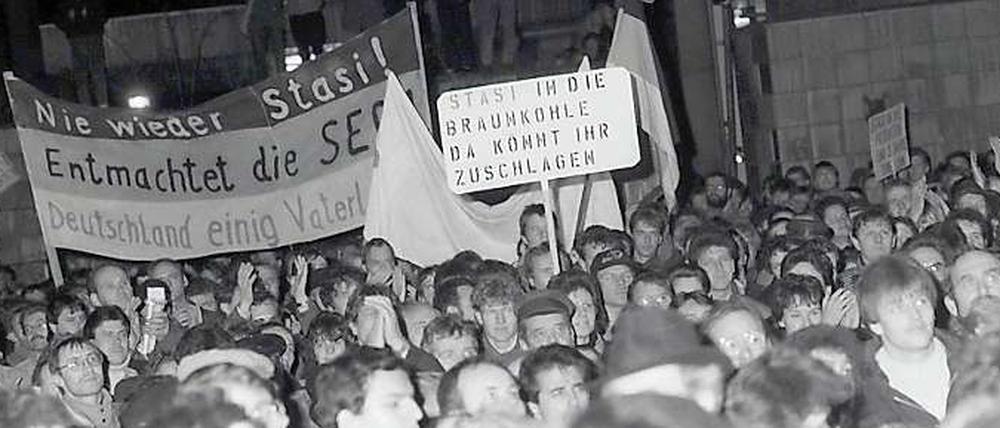 Der Druck vor dem Tor der Stasi-Zentrale in Lichtenberg wurde an jenem 15. Januar 1990 immer größer. 