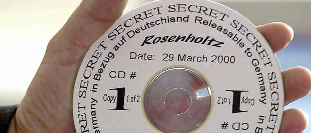 Die sogenannten Rosenholz-Dateien, die im Jahr 2003 aus den USA nach Deutschland zurückkehrten, enthalten Angaben zu Spionen, die von der Hauptverwaltung Aufklärung (HVA) geführt wurden, sowie zu zahlreichen Personen, an denen die Stasi interessiert war.