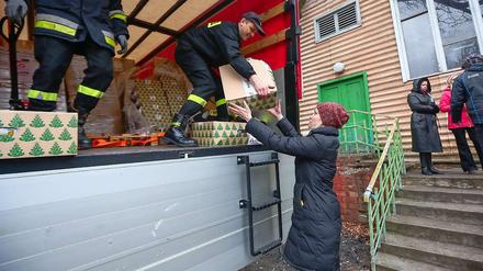 Hilfsgüter aus Polen treffen im ostukrainischen Charkiw ein.