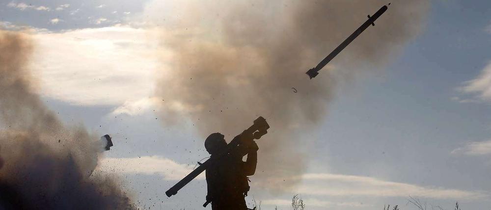 Bei einer Übung: Ein Soldat der ukrainischen Armee feuert eine Luftabwehrrakete ab. 