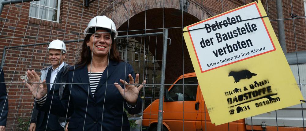 Berlins Bildungssenatorin Sandra Scheeres (SPD) besichtigt Sanierungsarbeiten in der Ruppin-Grundschule.