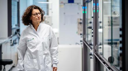Özlem Türeci, medizinische Geschäftsführerin des Biotechnologie-Unternehmens Biontech, läuft durch ein Labor des Unternehmens. 