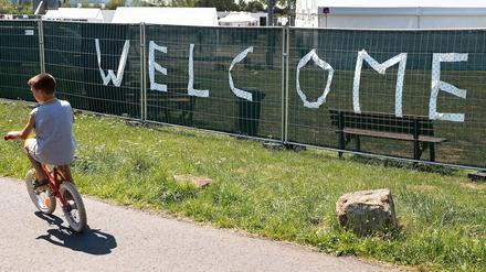 Schriftzug "Welcome" am Zaun zur Zeltunterkunft für Fluechtlinge in Marburg.