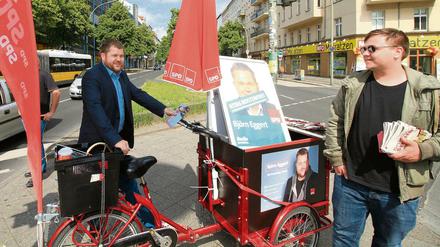 Roadie. Lange vor Beginn der heißen Wahlkampfphase ist Björn Eggert mit dem SPD-roten Lastenfahrrad-Infostand in Kreuzberg unterwegs.