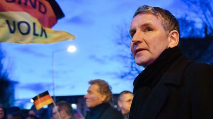 Protest gegen Thüringens Ministerpräsident Bodo Ramelow: Björn Höcke mit Anhängern vor dem Thüringer Landtag.