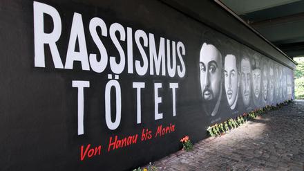 Ein 32 Meter langes Wandbild erinnert in Hanau an die Ermordeten.