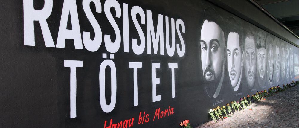 Ein 32 Meter langes Wandbild erinnert in Hanau an die Ermordeten.
