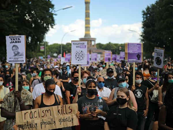 Teilnehmer der "Black Lives Matter"-Demonstration in Berlin