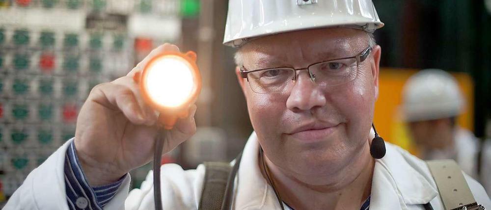 Im Notfall mit der Taschenlampe: Umweltminister Peter Altmaier zeigt, wie es geht.