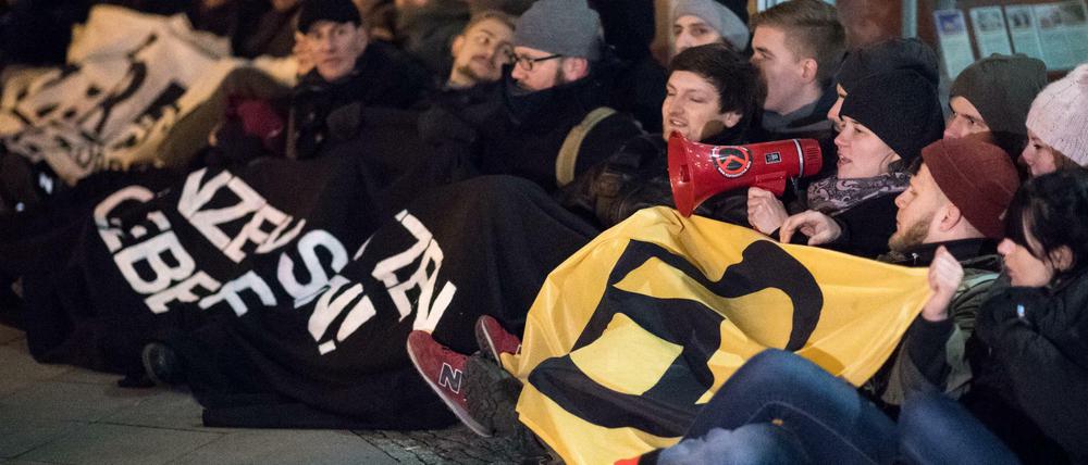 Blockade-Aktion der Identitären Bewegung im Dezember 2016 vor der CDU-Parteizentrale in Berlin. 