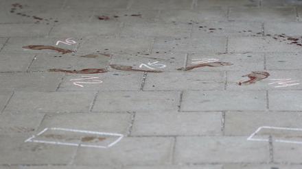 Blutspuren. Auf dem Bahnsteig in Grafing hat die Polizei blutige Fußspuren gesichert, die der Täter barfuß hinterlassen hat.