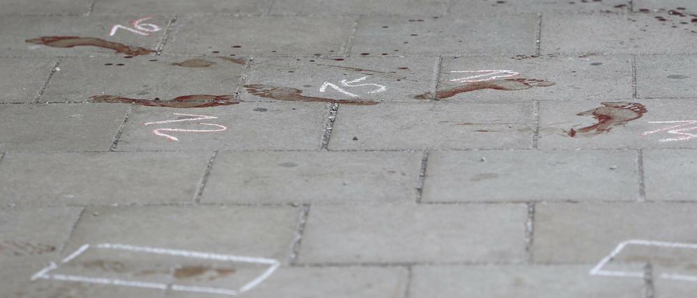 Blutspuren. Auf dem Bahnsteig in Grafing hat die Polizei blutige Fußspuren gesichert, die der Täter barfuß hinterlassen hat.