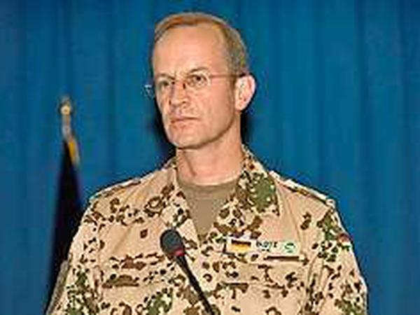 Der Brigadegeneral der Bundeswehr, Josef Dieter Blotz (43), ist seit April 2010 Sprecher der Internationalen Afghanistan-Schutztruppe Isaf.