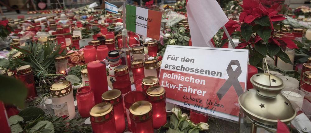 Blumen liegen am Breitscheidplatz in Berlin im Gedenken an die Opfer des Terroranschlags. 