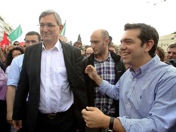 Der Wortführer der griechischen Linken, Alexis Tspiras, mit dem Vorsitzenden der deutschen Linkspartei, Bernd Riexinger, der wie angekündigt an den Protesten in Athen teilnahm.