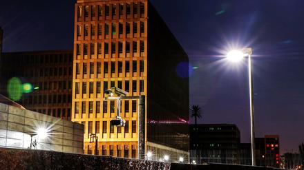 Zahlreiche Lampen, Überwachungskameras und Zäune sichern in Berlin den Neubau des Bundesnachrichtendienstes (BND). 