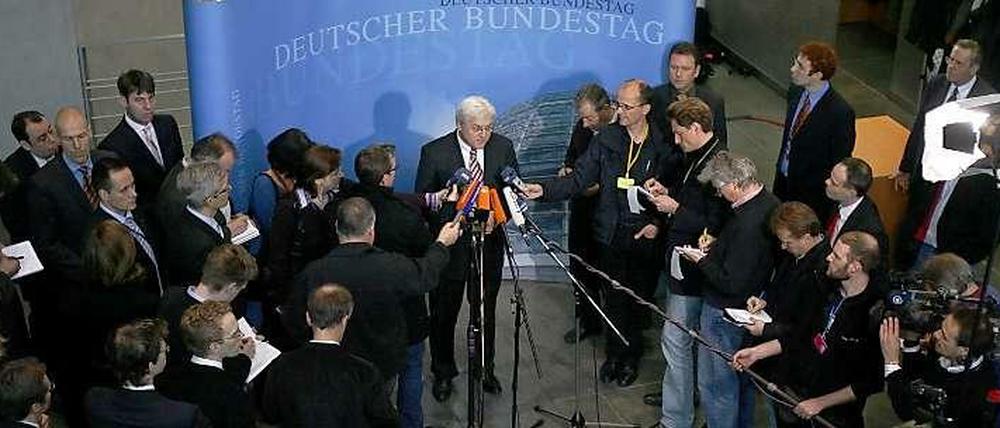 2008 musste sich Außenminister Frank-Walter Steinmeier (SPD) vor dem BND-Untersuchungsausschuss des Bundestages verantworten. Es ging um seine Rolle bei der Entführung mehrerer Deutscher durch den amerikanischen Geheimdienst CIA im Zuge des Anti-Terror-Kampfes.
