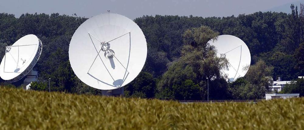 Der Bundesnachrichtendienst (BND) will nicht mit einem großen Netz Telekommunikationsverkehr abgreifen, sondern nur ganz gezielt. Hier zu sehen: Satellitenschüsseln des Ionosphäreninstituts des BND bei Rheinhausen in Baden-Württemberg.