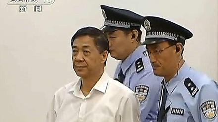 Bo Xilai (links) steht seit Donnerstag vor Gericht.