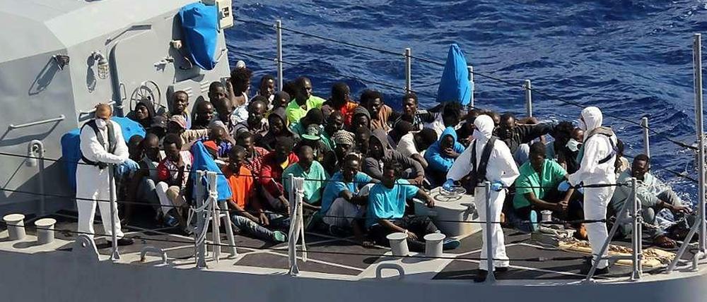 Vorerst gerettet. Afrikanische Flüchtlinge an Bord eines Schiffes der maltesischen Marine.